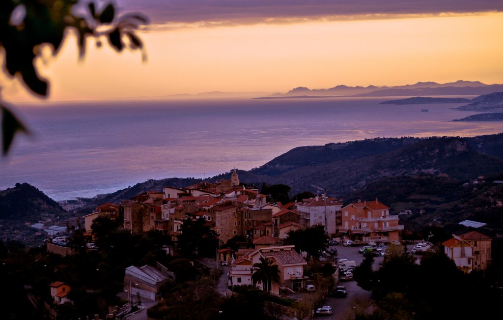 冗談みたいに小さな自称 独立 公国セボルガ マイ コートダジュール ツアーズ